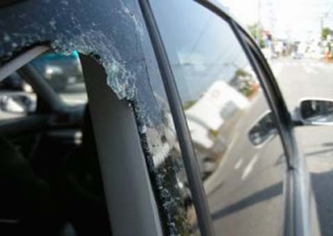 Homens de terno arrombam dois carros em estacionamento de pizzaria