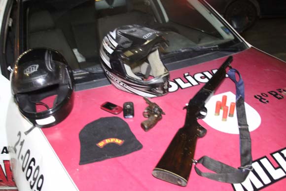 Carro tomado em assalto em União é encontrado abandonado com armas em Messias 