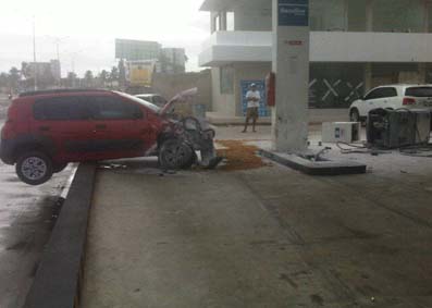 Veículo atinge bomba de gasolina e por pouco não causa uma explosão