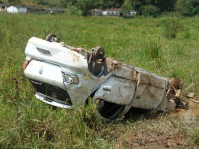 Bandidos capotam carro após assalto a agência dos Correios em Viçosa