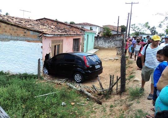 Veículo sobra na curva da ladeira do Oiteiro e invade residência em Penedo 