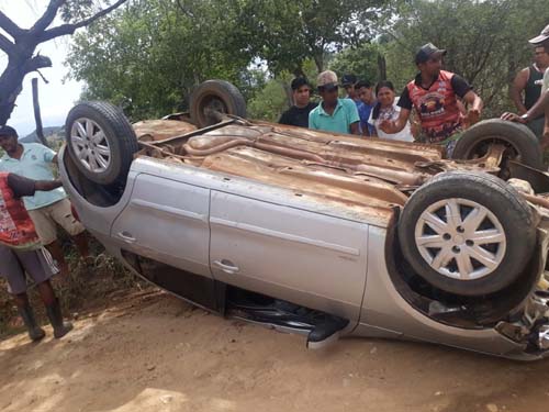 Carro capota e ocupantes saem ilesos em Quebrangulo