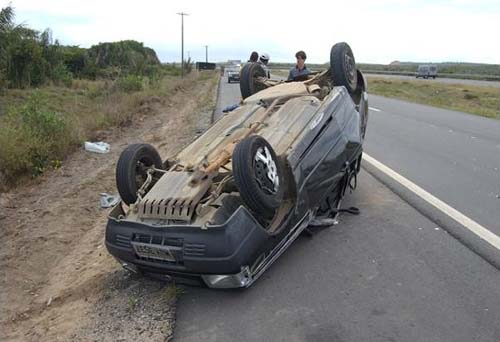 Carro capota na AL 101 Sul e cinco pessoas ficam feridas