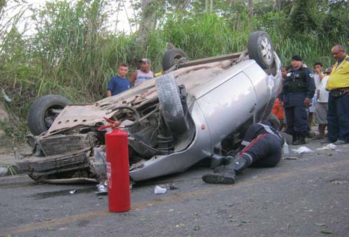 Ultrapassagem acaba em capotamento no centro da cidade em São Miguel dos Campos