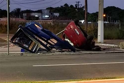 Veículo capota e danifica ponto de ônibus na Avenida Durval de Góes Monteiro