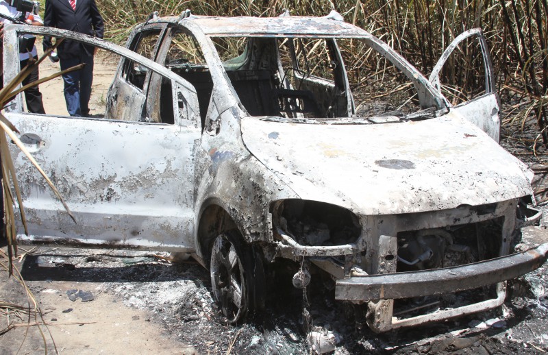 corpo é encontrado carbonizado dentro de carro