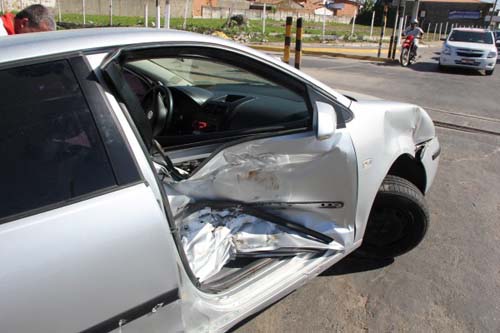 Trem arrasta carro por cem metros e motorista sai ileso