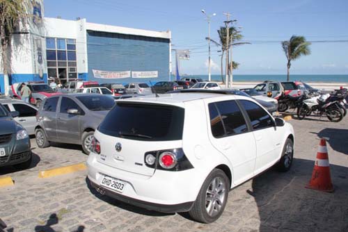 Homem que fumava maconha no carro é preso com 5kg da droga