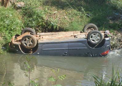 Motorista morre após veículo caportar e cair em córrego
