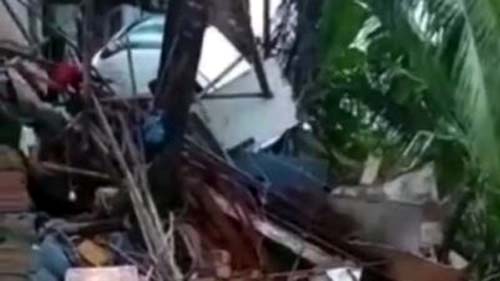 laje desaba e atinge veículo, no Jacintinho