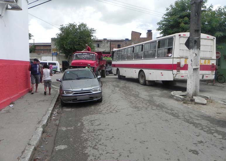 Carro estacionado em esquina gera protestos e buzinaço em União dos Palmares
