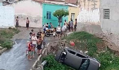 Populares jogam carro em ricacho após motorista tentar atropelar crianças no sertão