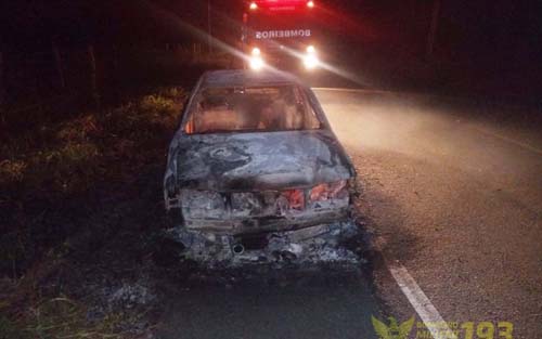 Carro pega fogo em acostamento e fica completamente destruído na AL-120