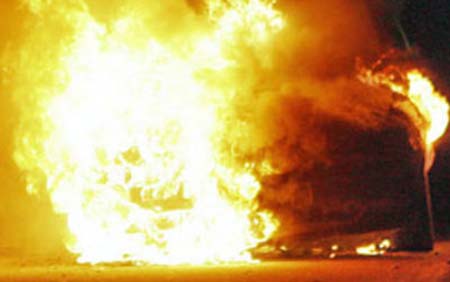 Carro é incendiado ao lado de delegacia em Murici