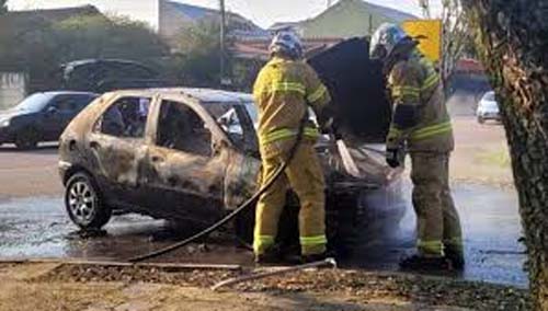 Carro pega fogo, assusta moradores e atinge rede elétrica em União dos Palmares