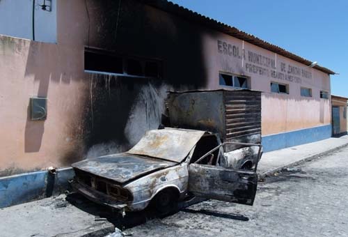 Carro é incendiado em frente à escola pública durante a madrugada em Inhapi