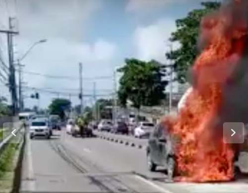 Carro pega fogo na manhã deste domingo na Via Expressa, em Maceió