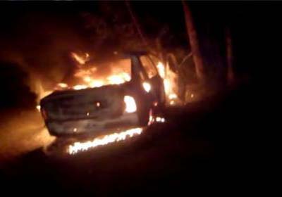 Motorista perde o controle, colide e veículo incendeia na ladeira do Gunga 