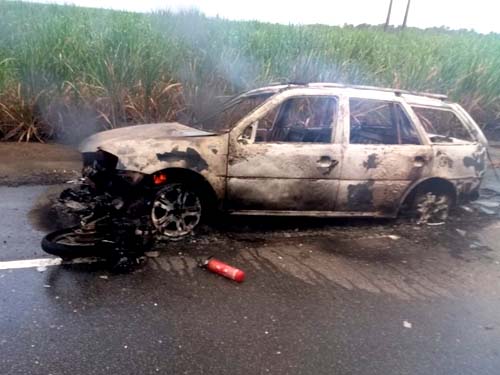 Carro e moto são encontrados incendiados após acidente na Barra de Santo Antônio