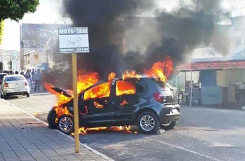 Veículo pega fogo no Centro de São Miguel dos Campos