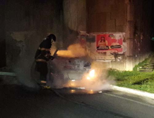 Veículo incendeia em viaduto na Barra de São Miguel e bombeiros são acionados