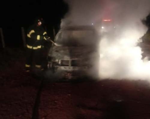 Carro pega fogo na zona rural de Traipu, Alagoas