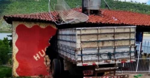 Freios falham e caminhão desgovernado invade bar