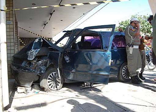 Após ser alvejado, motorista perde controle de carro e invade farmácia