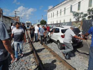 Carro sobe em meio-fio e para VLT no Centro de Maceió