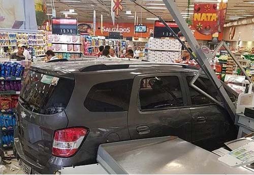 Motorista invade supermercado na Av. Fernandes Lima