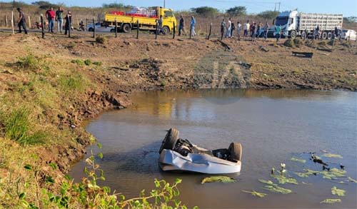 Motorista perde controle de carro e cai em barragem em Lagoa da Canoa