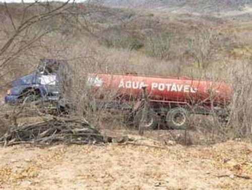 Caminhão-pipa tomba e deixa duas pessoas feridas no Sertão