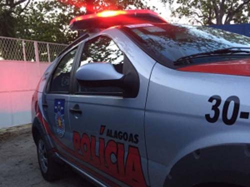 Padre é assaltado e fica ferido após pular muro de vizinhos no Feitosa