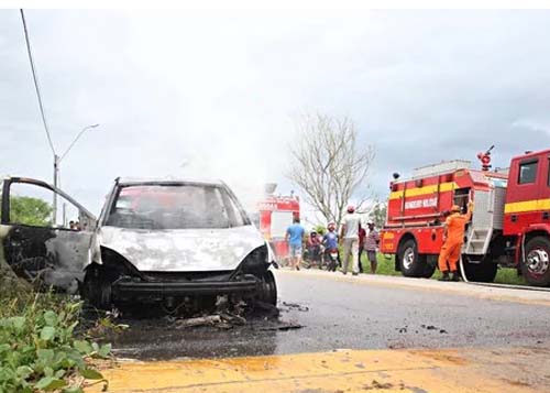 Carro pega fogo após motorista abastecer em posto de combustíveis