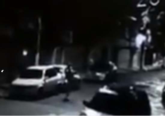 Imagens flagram homem arrombando carros estacionados no bairro da Jatiúca