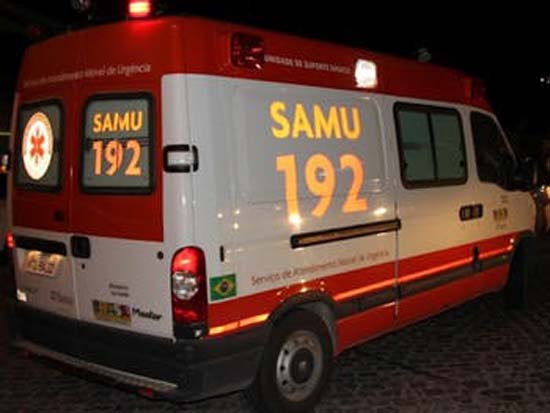 Jovem é esfaqueado em frente a supermercado de Maceió