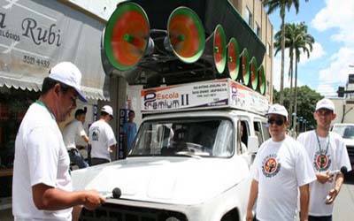 Carros de som de candidatos abusam do som e horário da propaganda em Arapiraca