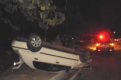 Carro capota e atravessa canteiro da Av. Durval de Góes Monteiro