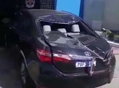 Carro do TJPE, conduzido por desembargador, atinge delegacia em Afogados da Ingazeira