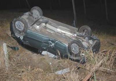 Motorista sobra em curva na AL-101 Sul e veículo capota