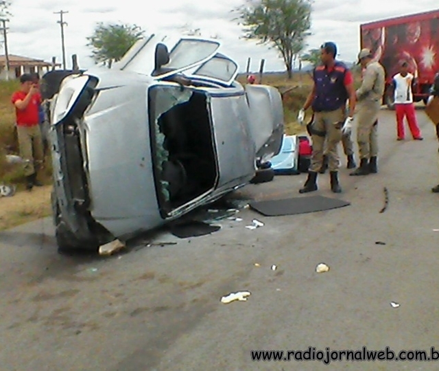 Mulher cochila ao volante e sofre acidente em Delmiro Gouveia