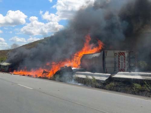 Carreta pega fogo após tombar e deixa motorista ferido na BR-101, em Messias