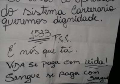 Grupo armado e encapuzado toca fogo em ônibus