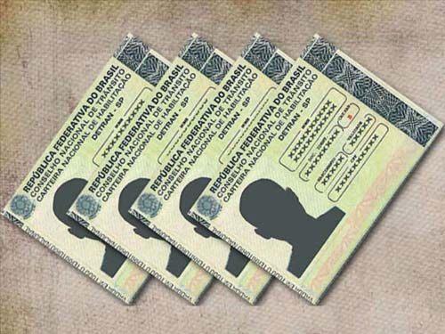 Bolsonaro deve apresentar até terça projeto que aumenta limite de pontos na CNH