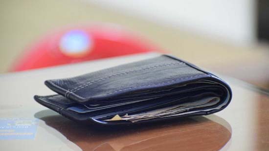 13º salário: pagar dívidas, fazer compras de fim de ano ou investir?