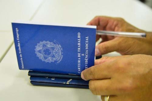 Mercado de trabalho reage com nova realidade: vagas abertas e salário menor