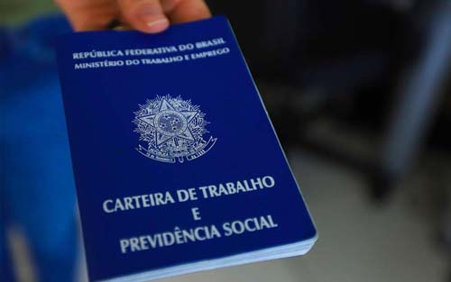 Taxa de desemprego cai para 9,8% e atinge menor patamar no trimestre desde 2015