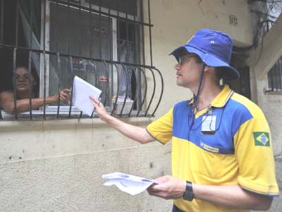 Funcionários dos Correios rejeitam proposta, mas adiam decisão sobre greve