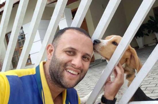 Carteiro cria página para mostrar amizade com os pets de casas em que faz entregas