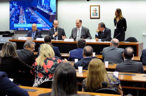 Ministro da Educação pede que deputados destinem recursos para ônibus e computadores